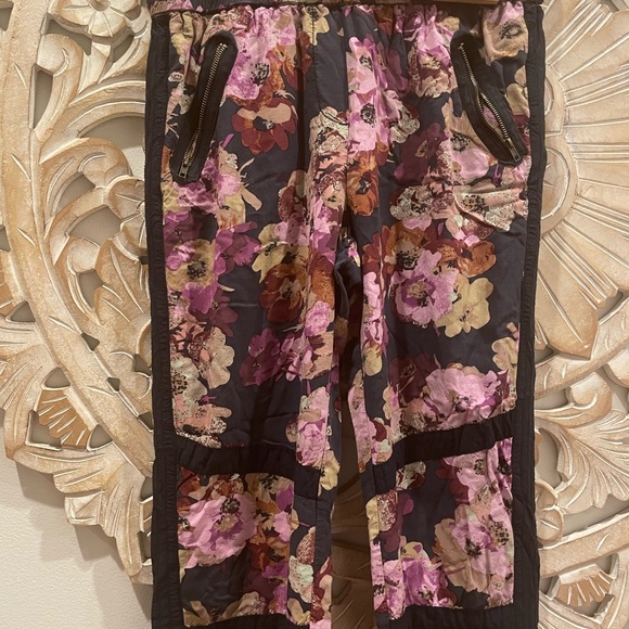 Anthropologie Lilka Huntington Beach Purple/Black Floral Pants - Picture 3 of 10
